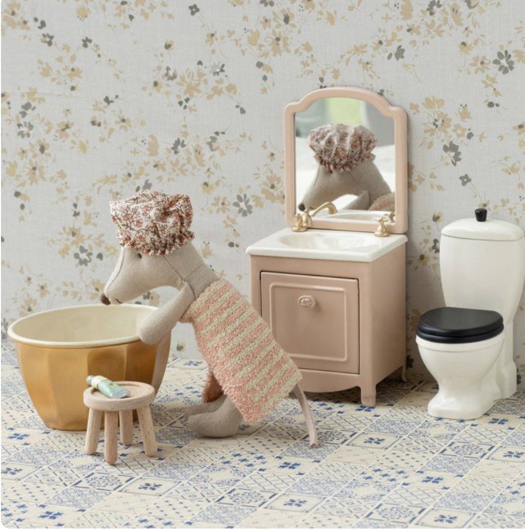 Souris grande soeur - Un moment de détente dans son bain - Maileg