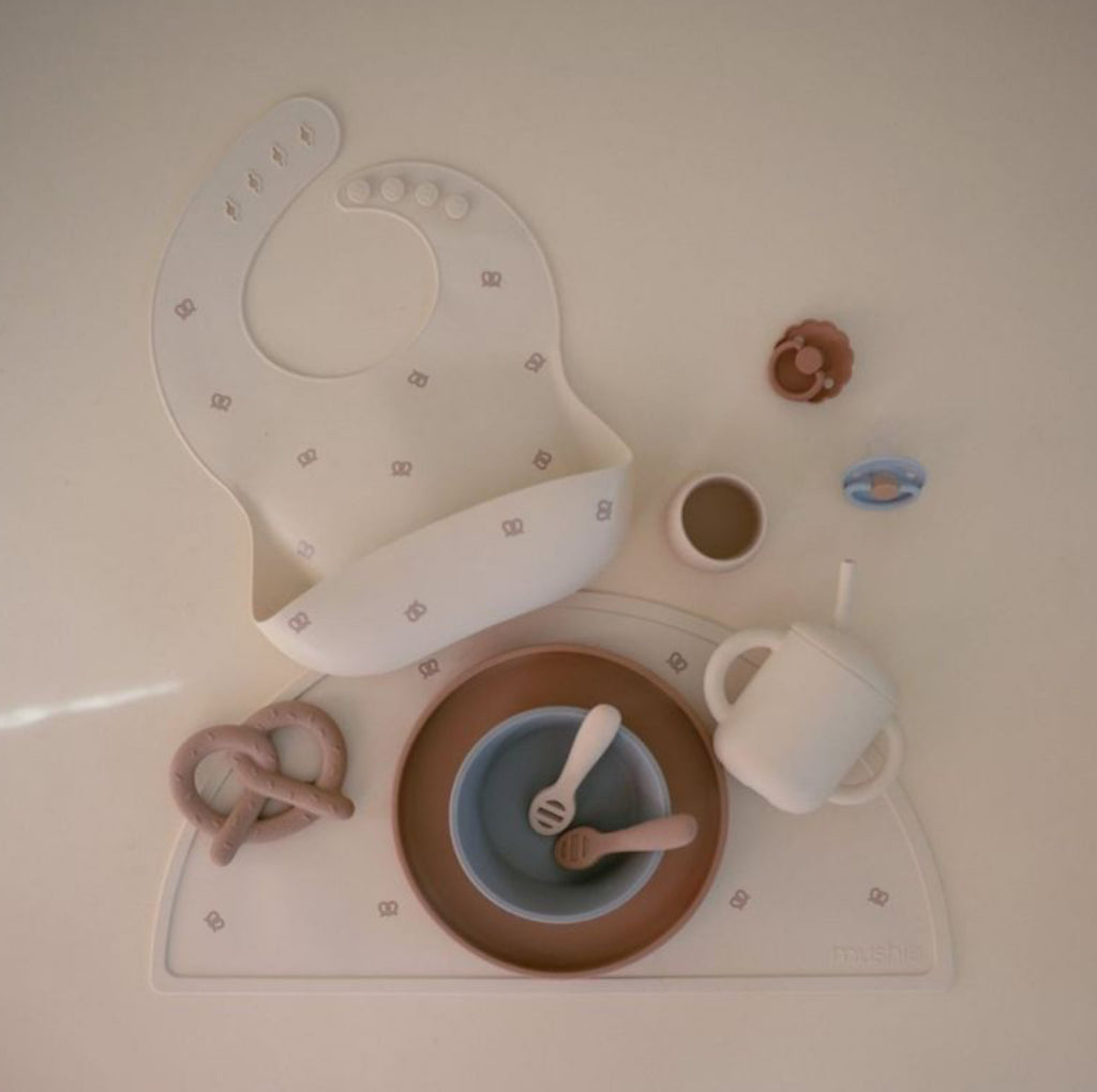 Bavoir à poche en silicone - Bretzel - Mushie