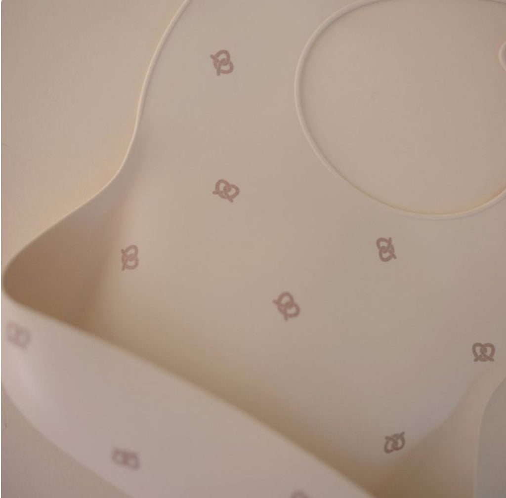 Bavoir à poche en silicone - Bretzel - Mushie