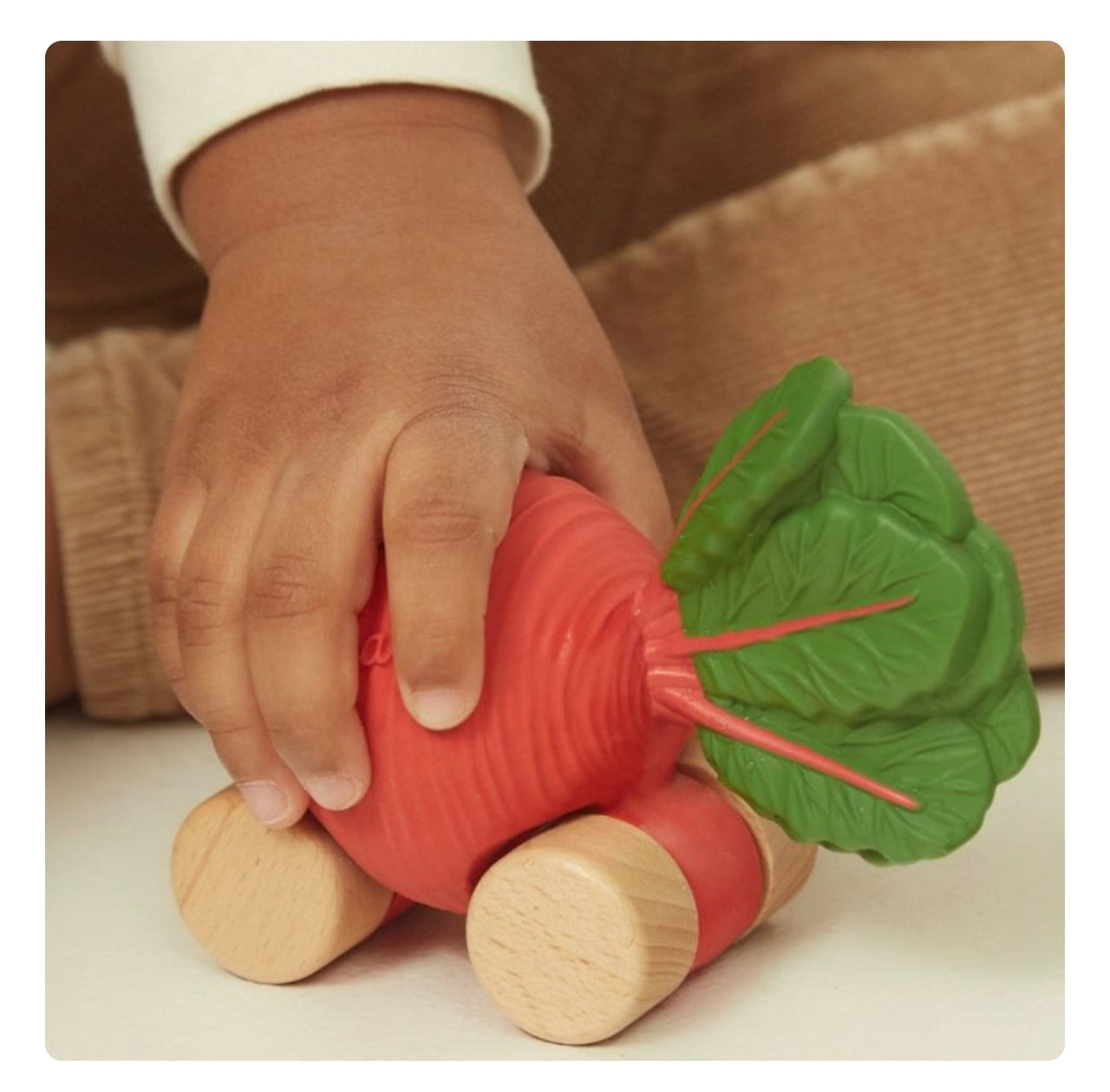 Voiture en caoutchouc naturel - Betty la Betterave - Oli & Carol